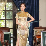 Robe chinoise dorée en satin