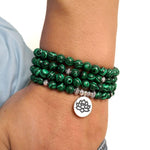bracelet malachite vert sur poignet